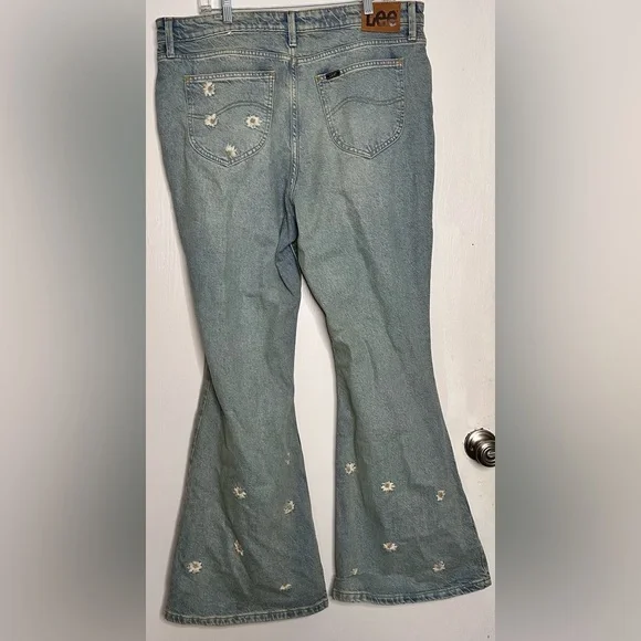 Lee women’s Floral Embroidered Blue Jeans. Size 34 - Picture 13 of 16